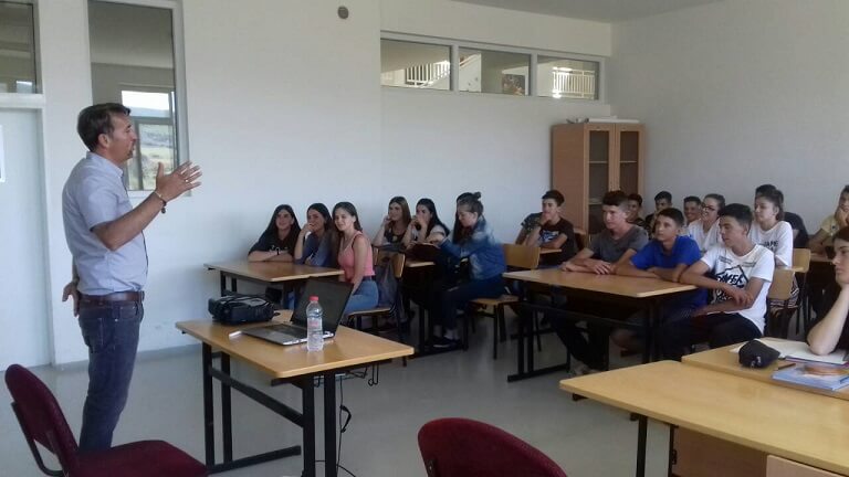 Jeton speaking to the pupils